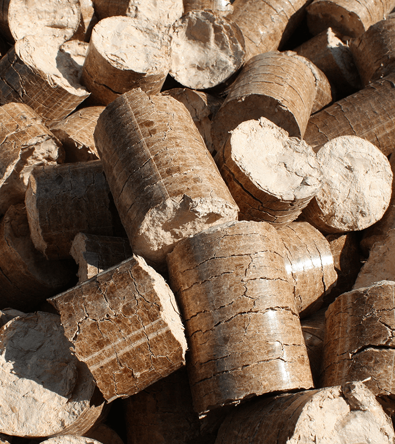 Holzbriketts auf einem Haufen