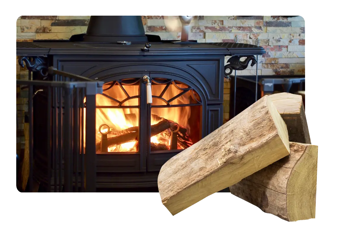 Kaminofen mit drei Scheitel Robinienholz im Vordergrund