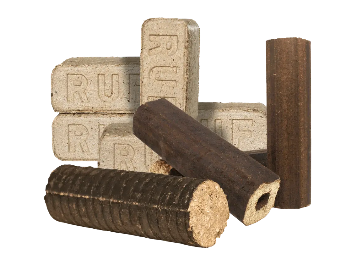 Verschiedene Holzbriketts mit transparentem Hintergrund