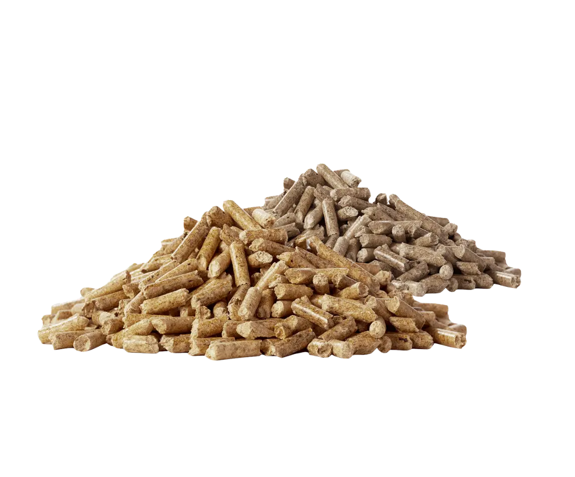 Zwei verschiedene Holzpellets-Haufen mit transparenten Hintergrund