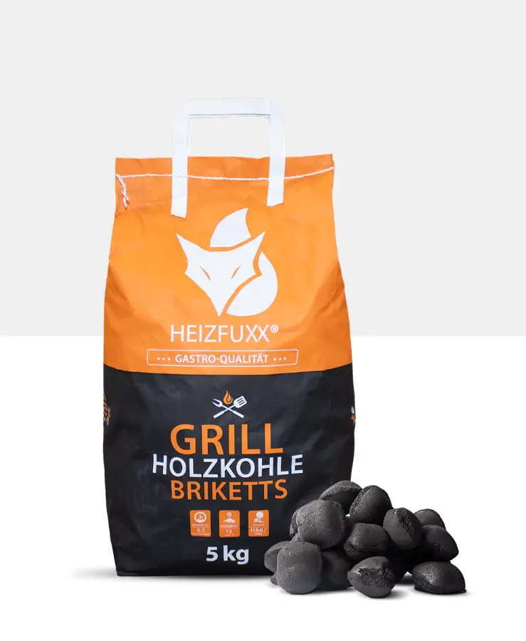 Ein kleiner Sack von Grillholzkohlebriketts von HEIZFUXX mit einem Haufen Grillbriketts im Vordergrund