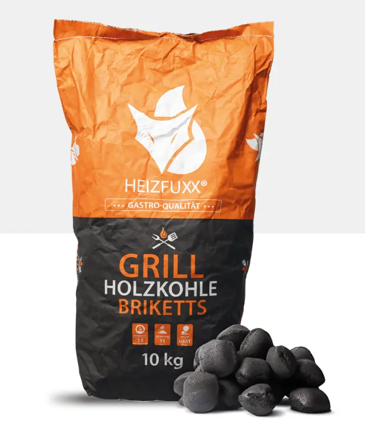 Ein großer Sack Grillholzkohlebriketts von HEIZFUXX mit einem Haufen Grillbriketts im Vordergrund