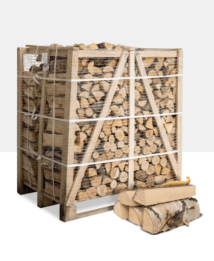 Eine Palette Brennholz aus Birke mit fünf Scheitel im Vordergrund