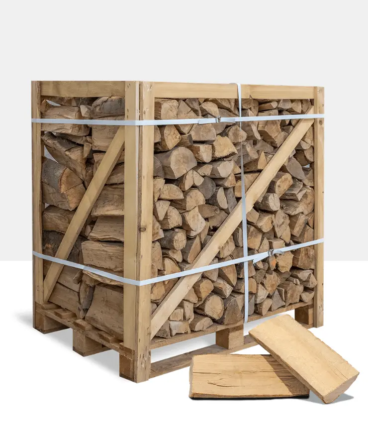 Eine Palette Brennholz aus Buche mit zwei Scheitel im Vordergrund