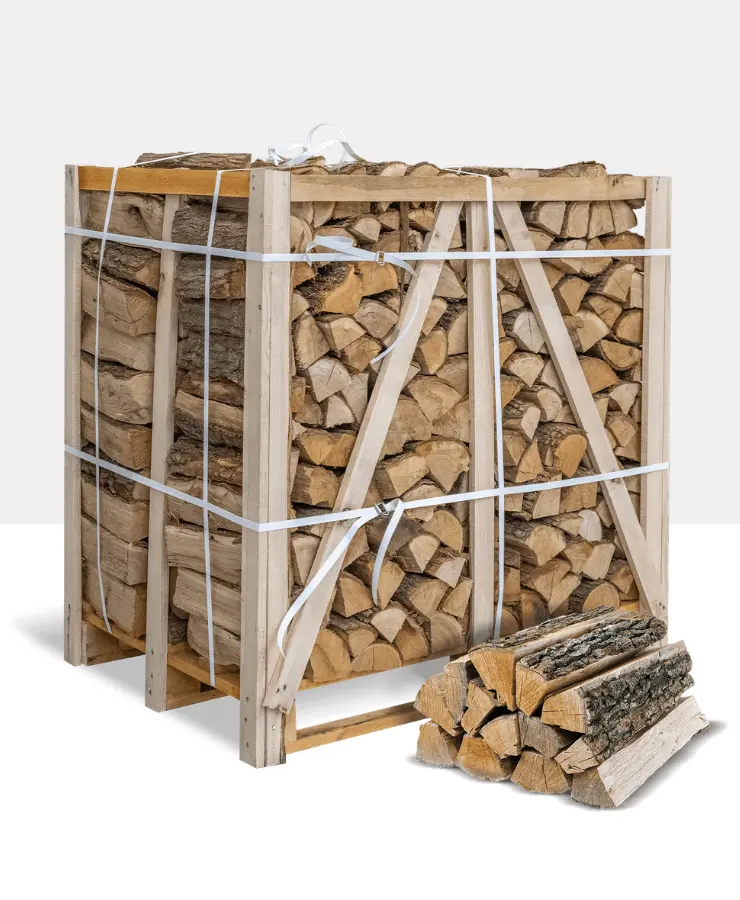 Eine Palette Brennholz aus Eiche mit mehreren Scheitel im Vordergrund