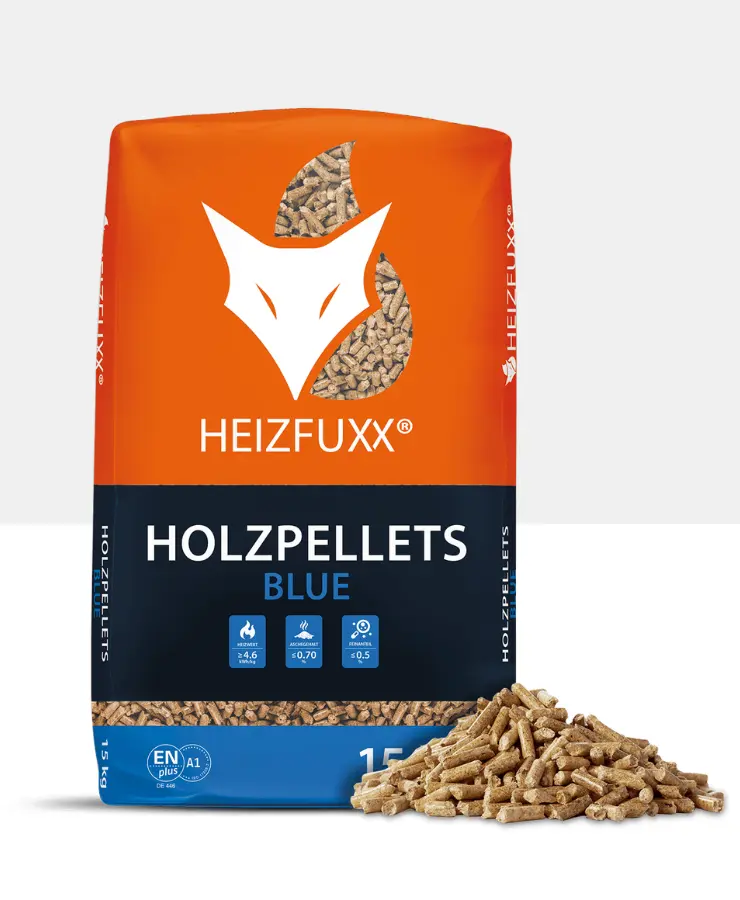 Ein Sack Holzpellets BLUE mit einem Haufen Holzpellets im Vordergrund