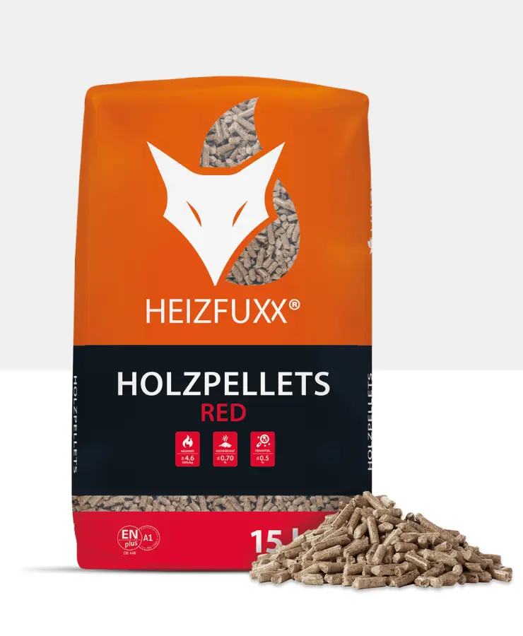Ein Sack Holzpellets RED mit einem Haufen Holzpellets im Vordergrund