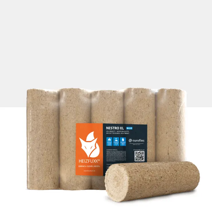 Ein Gebinde Holzbriketts Nestro XL BLUE mit einem Holzbrikett im Vordergrund