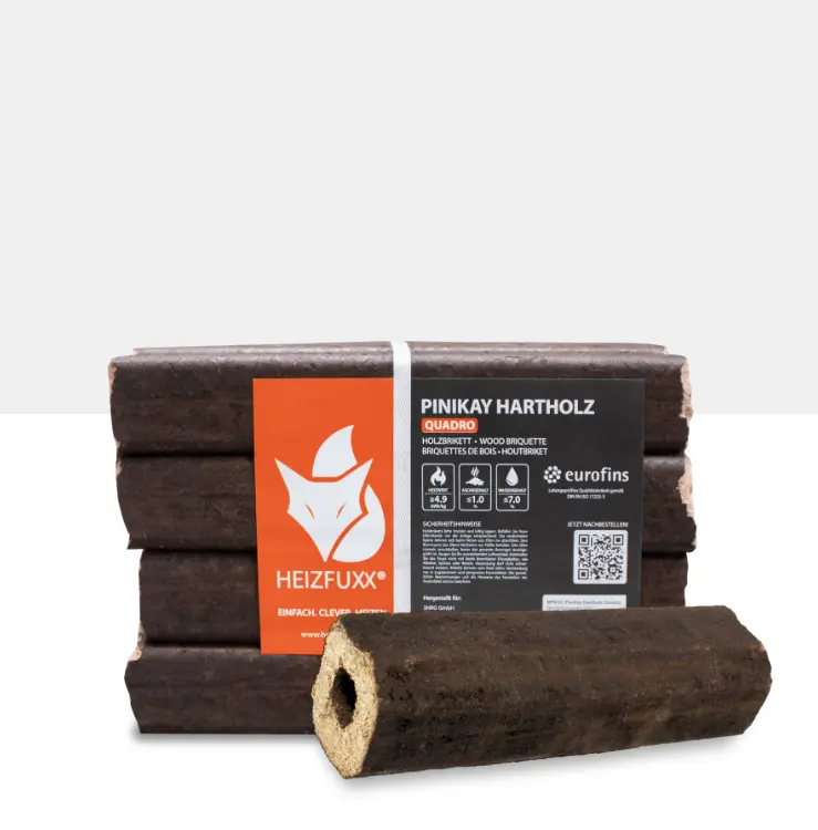 Ein Gebinde Holzbriketts PiniKay Quadro mit einem Holzbrikett im Vordergrund