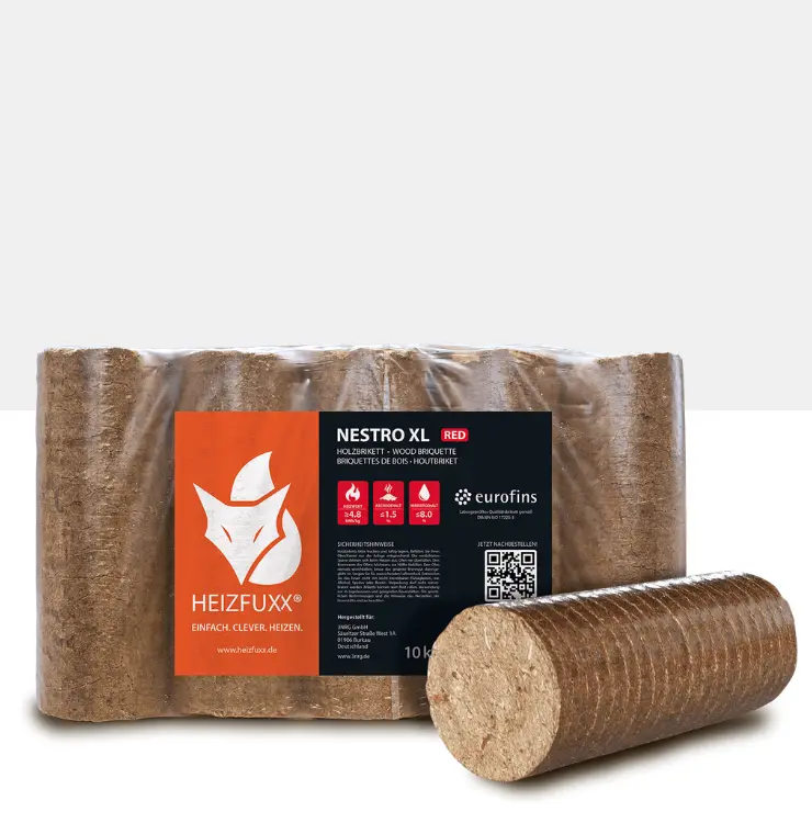 Ein Gebinde Holzbriketts Nestro XL RED mit einem Holzbrikett im Vordergrund
