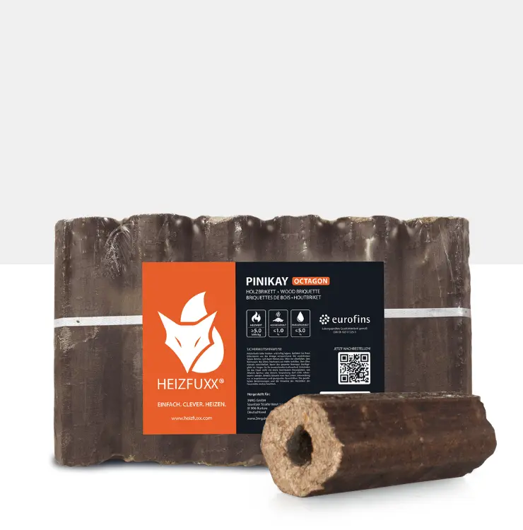Ein Gebinde Holzbriketts PiniKay Octagon mit einem Holzbrikett im Vordergrund