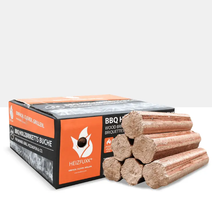 Ein Paket BBQ-Buchenholzbriketts mit einem Holzbrikett im Vordergrund