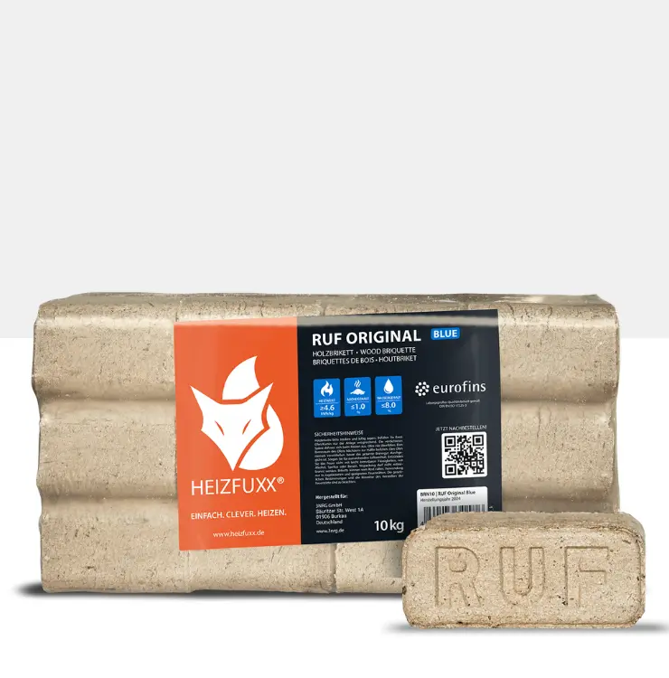 Ein Gebinde Holzbriketts RUF Original BLUE mit einem Holzbrikett im Vordergrund
