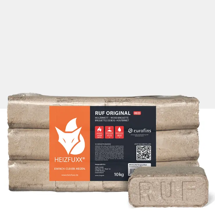 Ein Gebinde Holzbriketts RUF Original RED mit einem Holzbrikett im Vordergrund