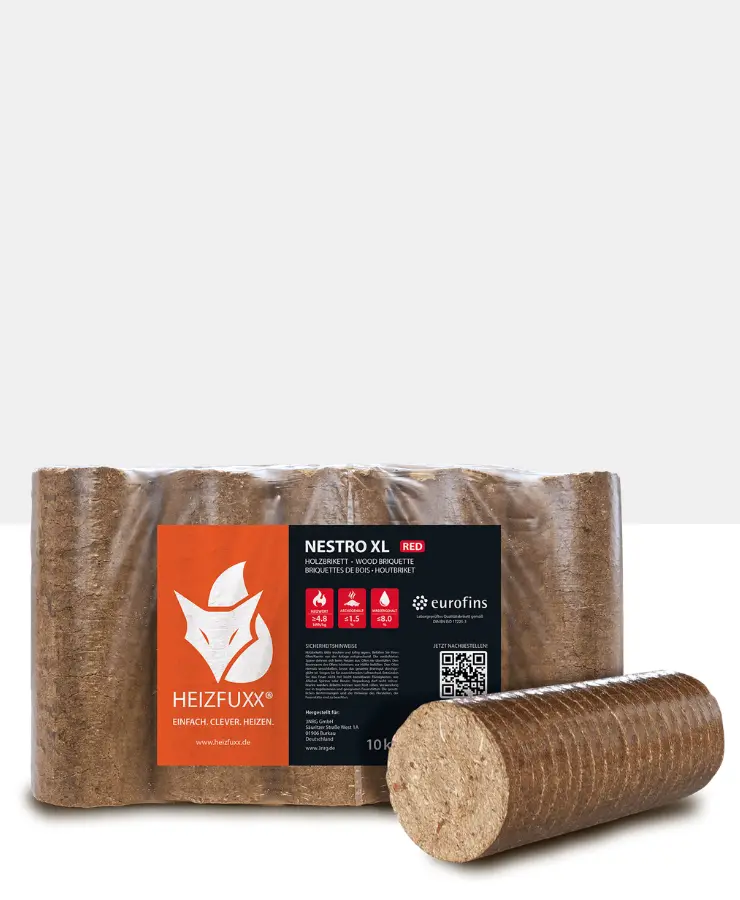Ein Gebinde von Holzbriketts Nestro XL RED mit einem Holzbrikett im Vordergrund