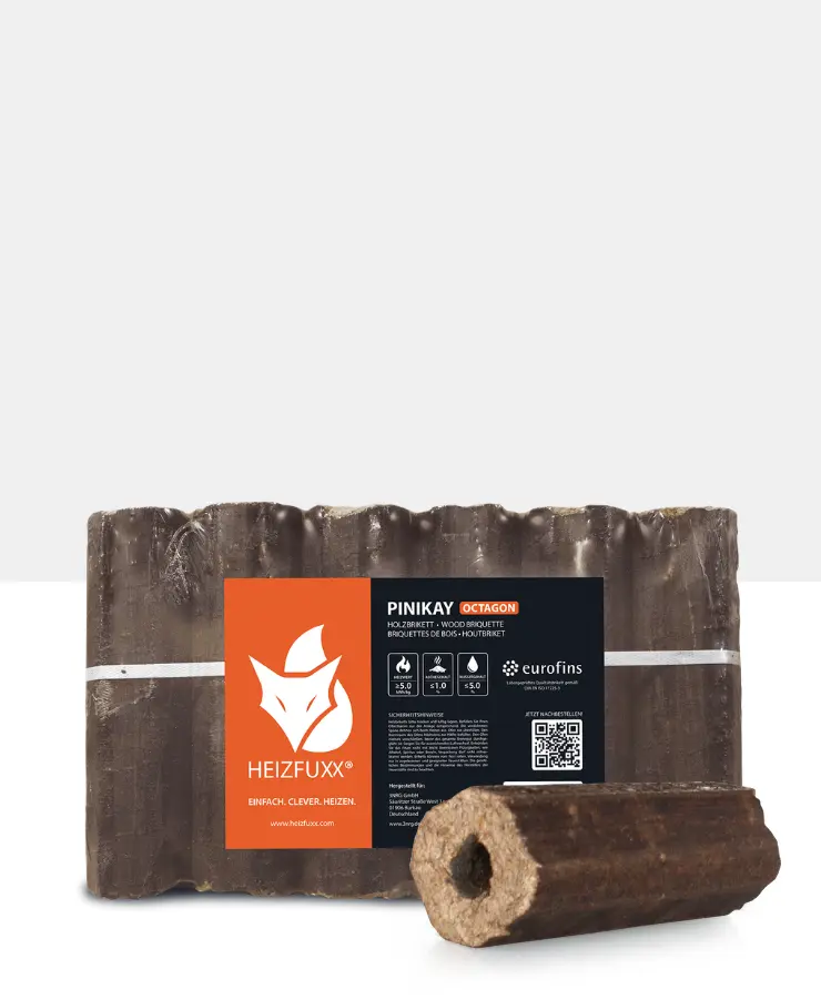 Ein Gebinde von Holzbriketts PiniKay Octagon mit einem Holzbrikett im Vordergrund