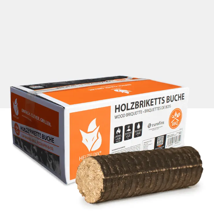 Ein Paket Holzbriketts Buche mit einem Holzbrikett im Vordergrund