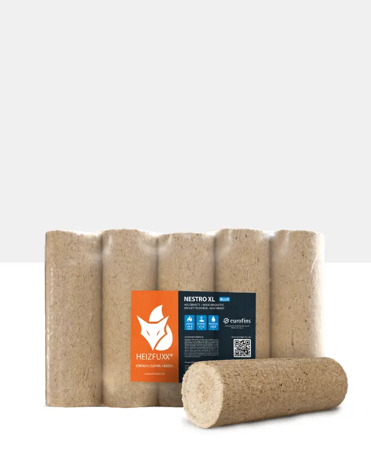 Ein Gebinde von Holzbriketts Nestro XL BLUE mit einem Holzbrikett im Vordergrund