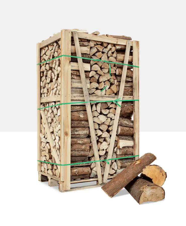 Palette mit Brennholz aus Weichholz mit drei Scheitel im Vordergrund
