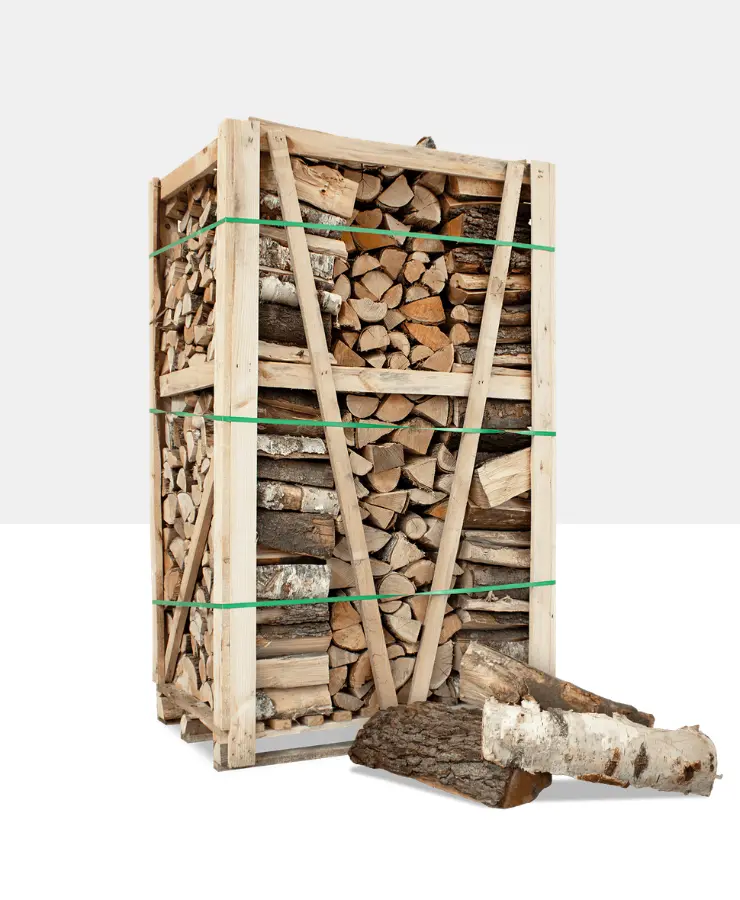 Palette Brennholz aus Hartholz mit drei Scheitel im Vordergrund